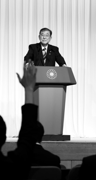 9月27日,新任自民党总裁石破茂在日本东京自民党总部举行记者发布会。 新华社发